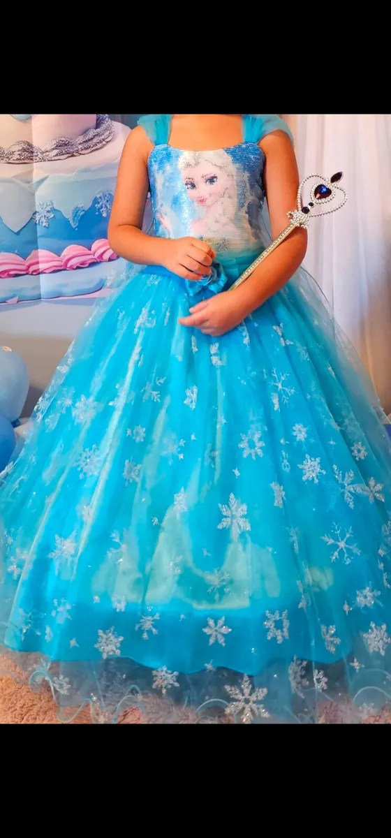 Princesses frozen elsa dress And back drop backgro - Image 1