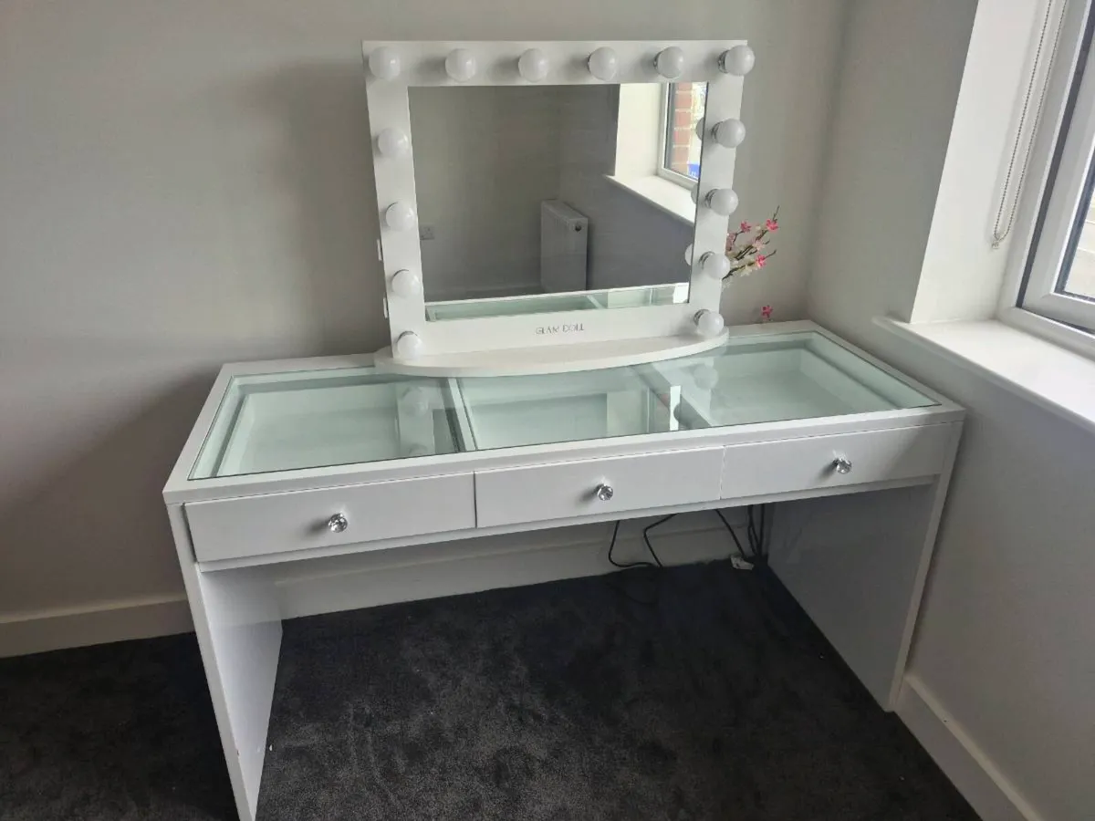 Makeup desk and Mirror - Image 1