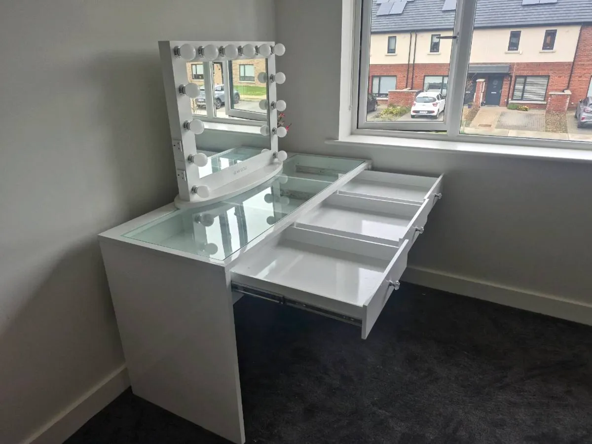 Makeup desk and Mirror - Image 3