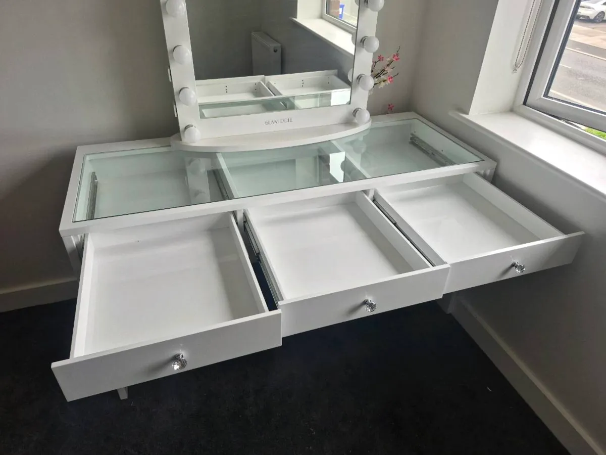 Makeup desk and Mirror - Image 4