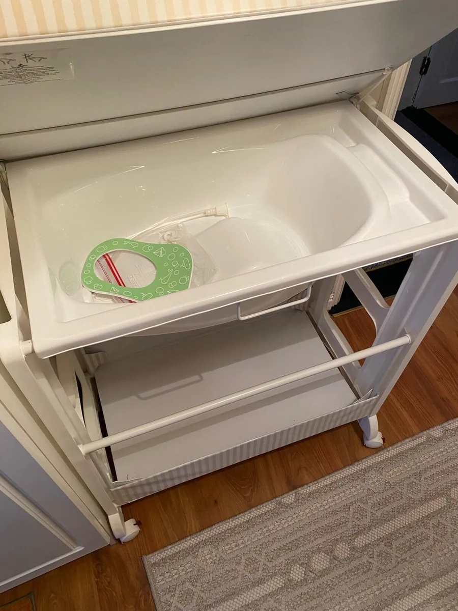 Baby change table with built-in bath - Image 2
