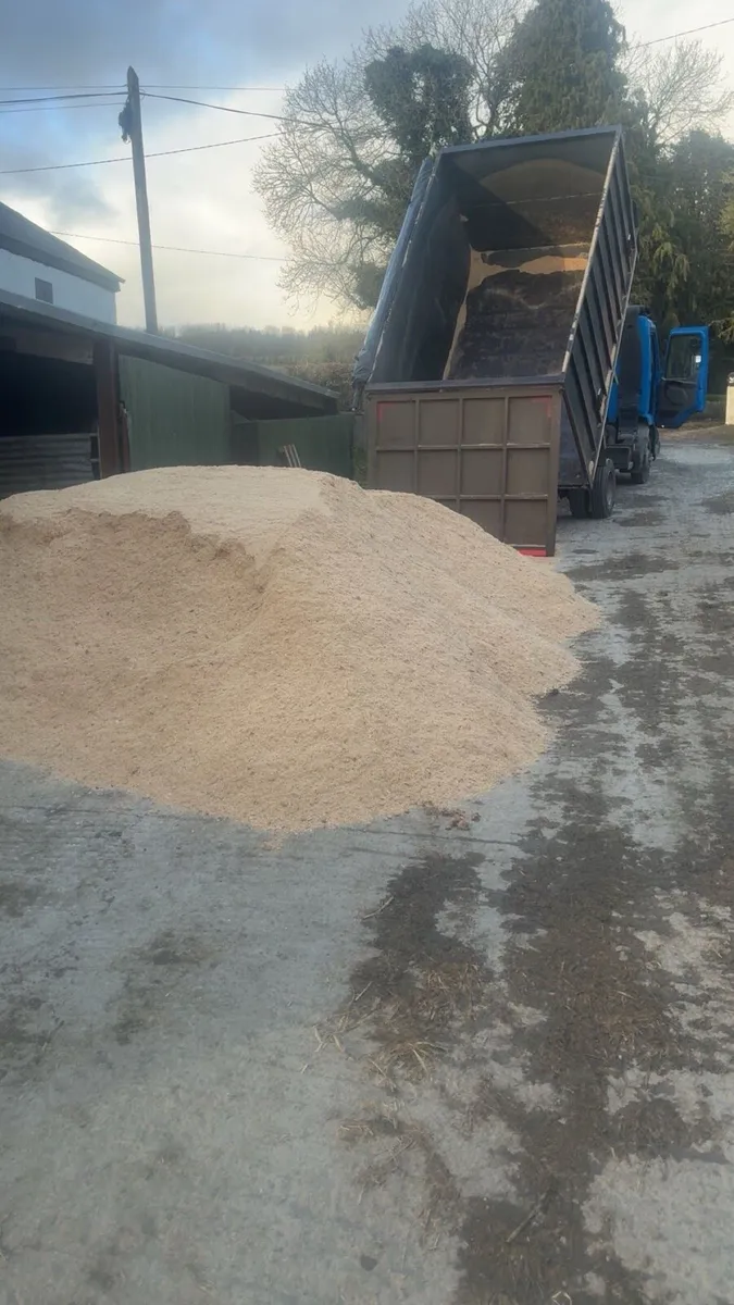 **sawdust* and woochip bedding ** - Image 1