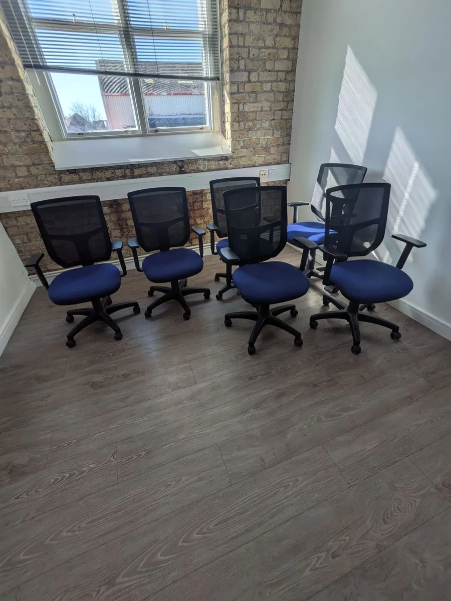 Office desks  reception desk and chairs - Image 4