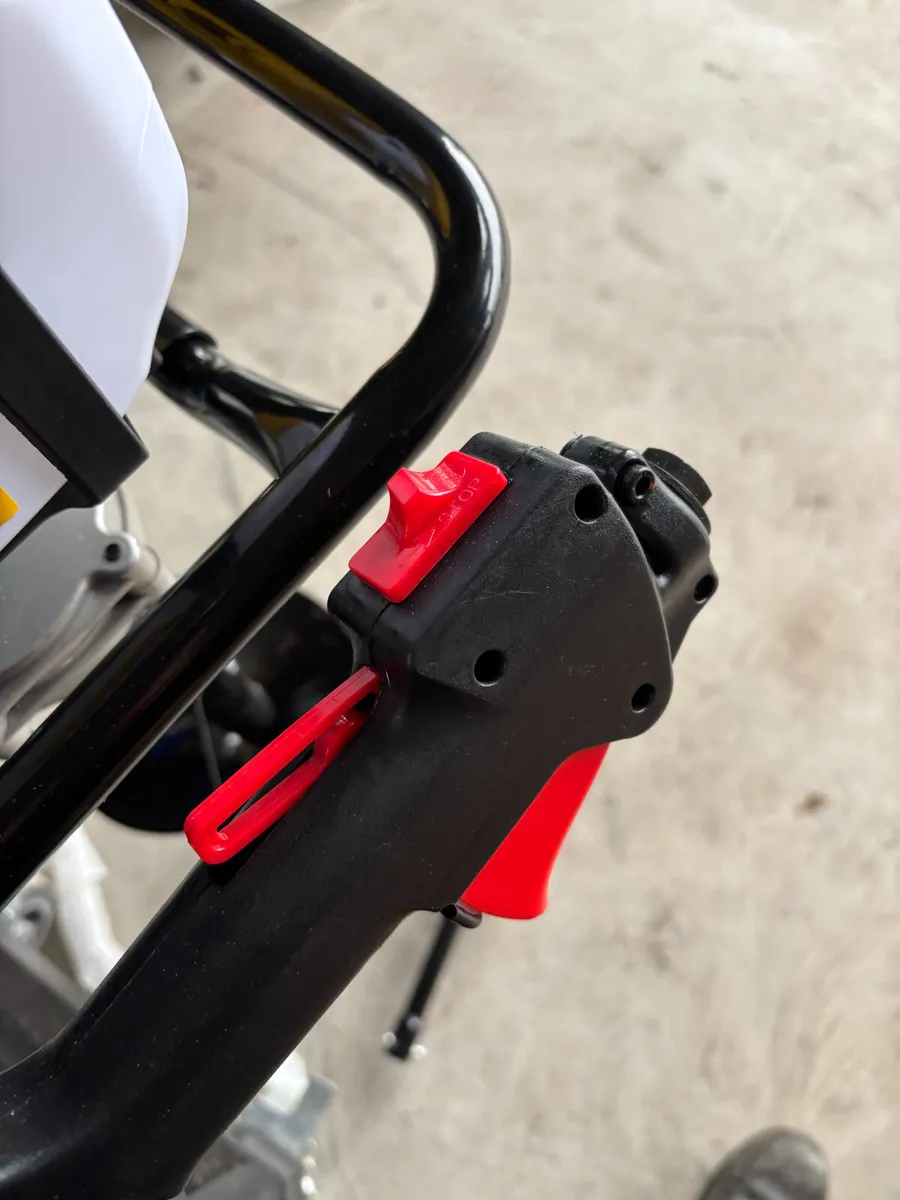 Jobsite Petrol Earth Auger - Image 3