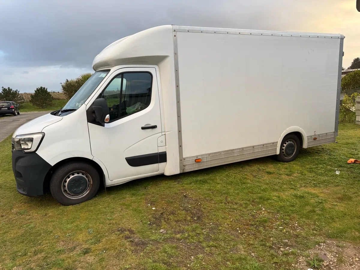 212 Renault Master box van with twin barn doors - Image 1