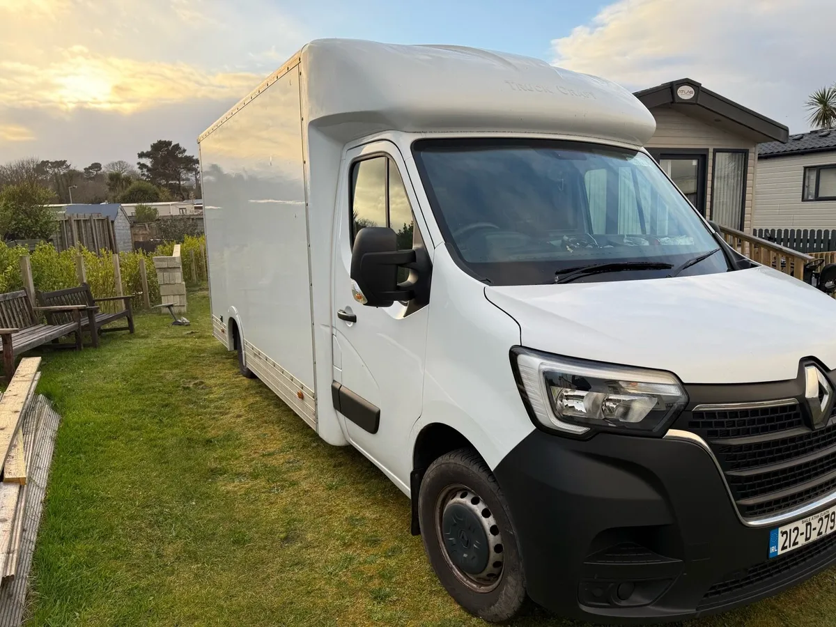 212 Renault Master box van with twin barn doors - Image 2