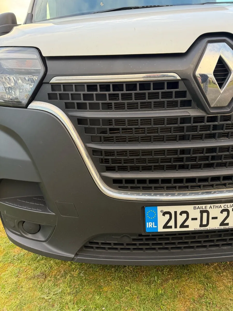 212 Renault Master box van with twin barn doors - Image 3