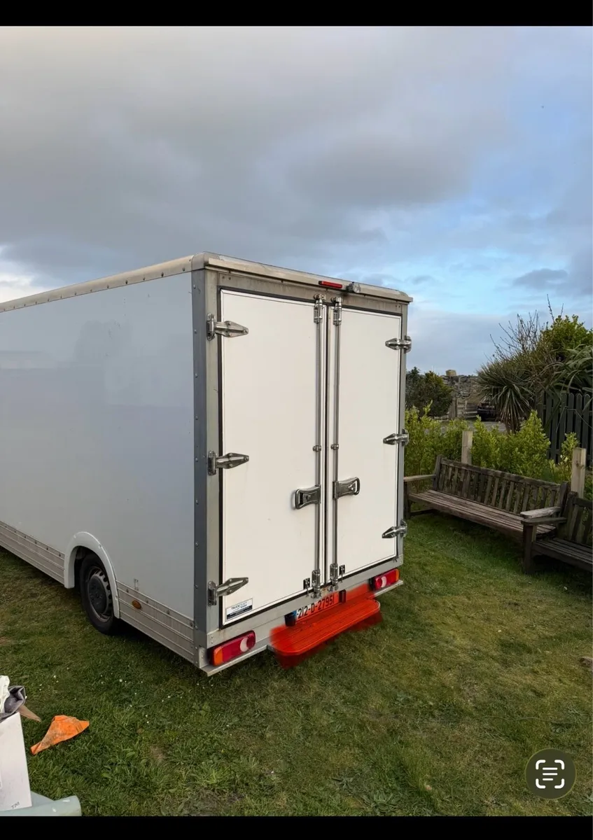 212 Renault Master box van with twin barn doors - Image 4