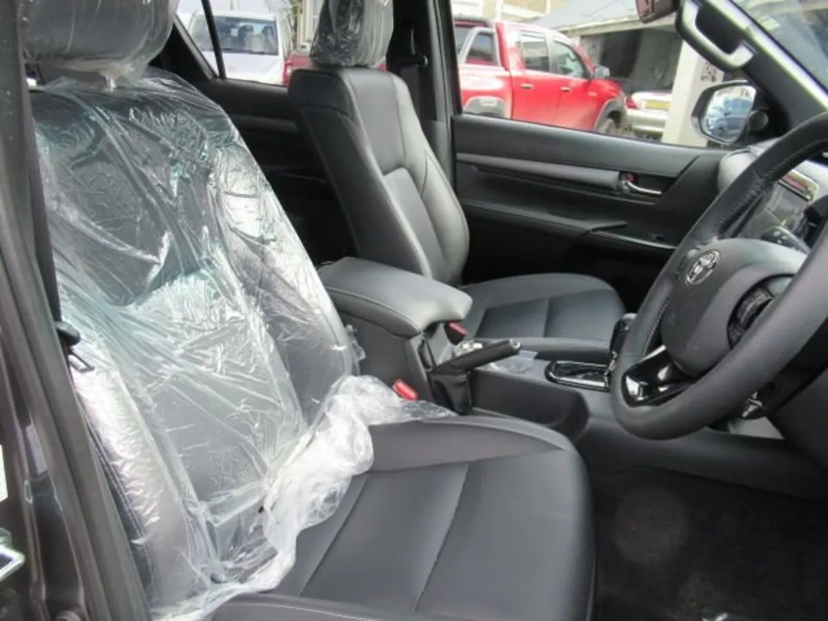 2.8 D-4D-h Invincible X Pickup 4dr Diesel Hybrid A - Image 3