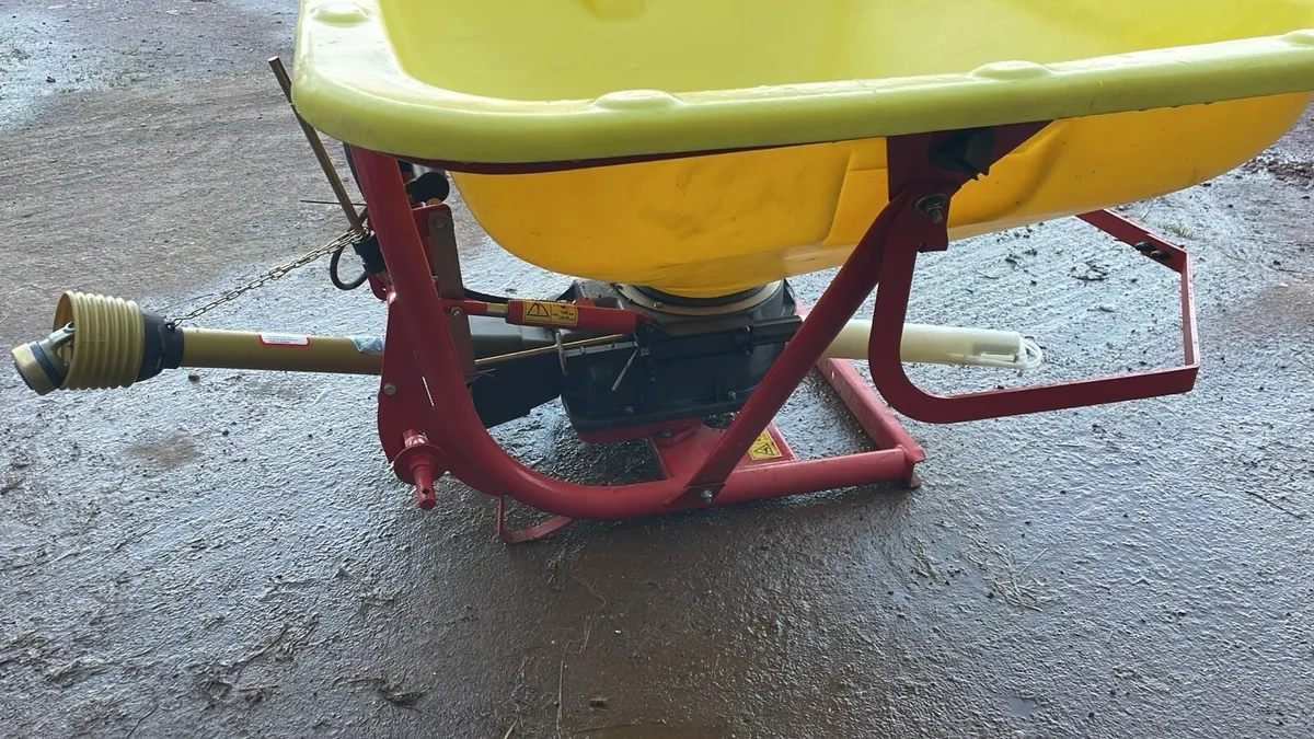 Abbey fertiliser spreaders - Image 3