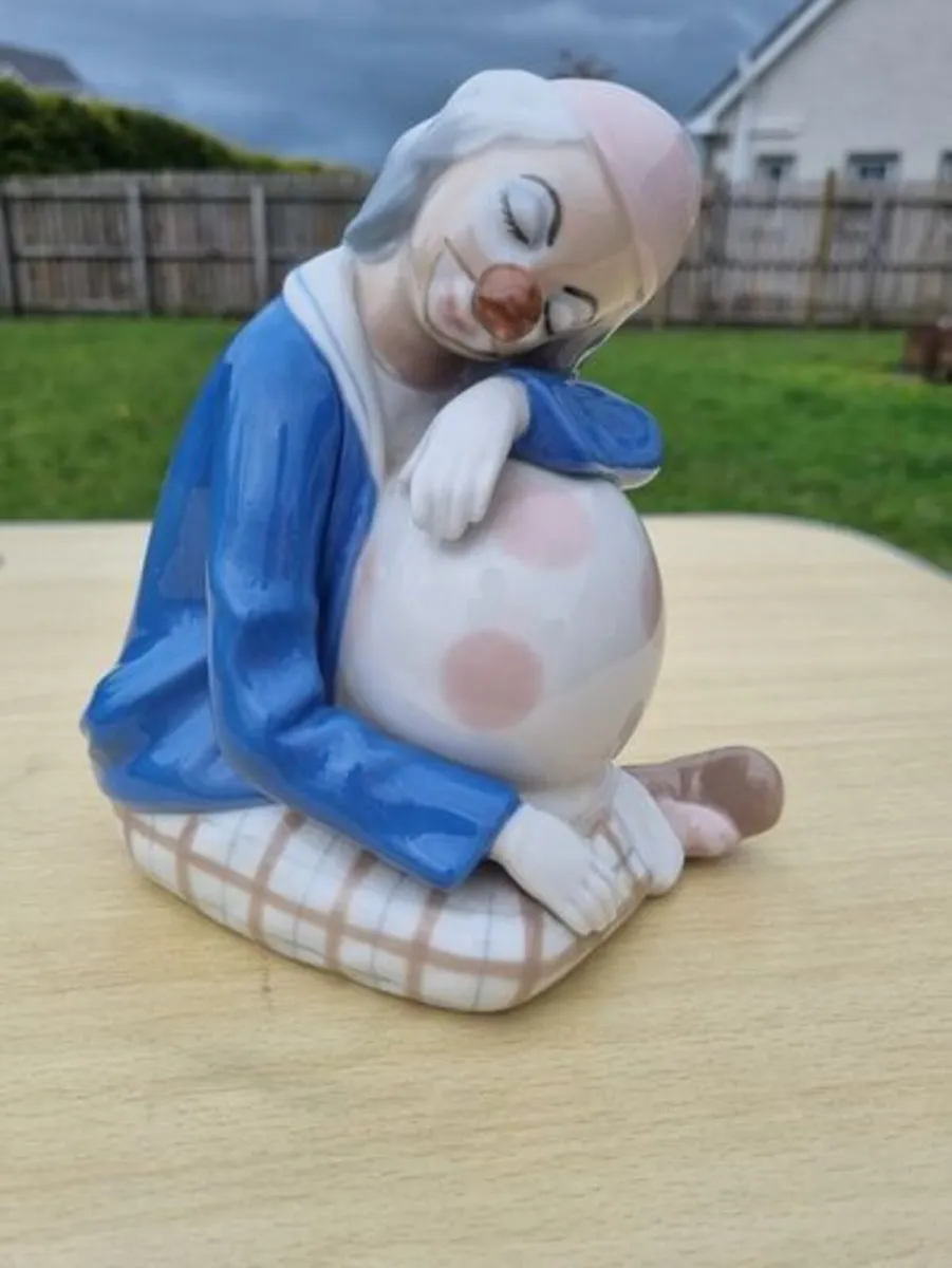 Porcelain sleeping clown with ball - Image 1