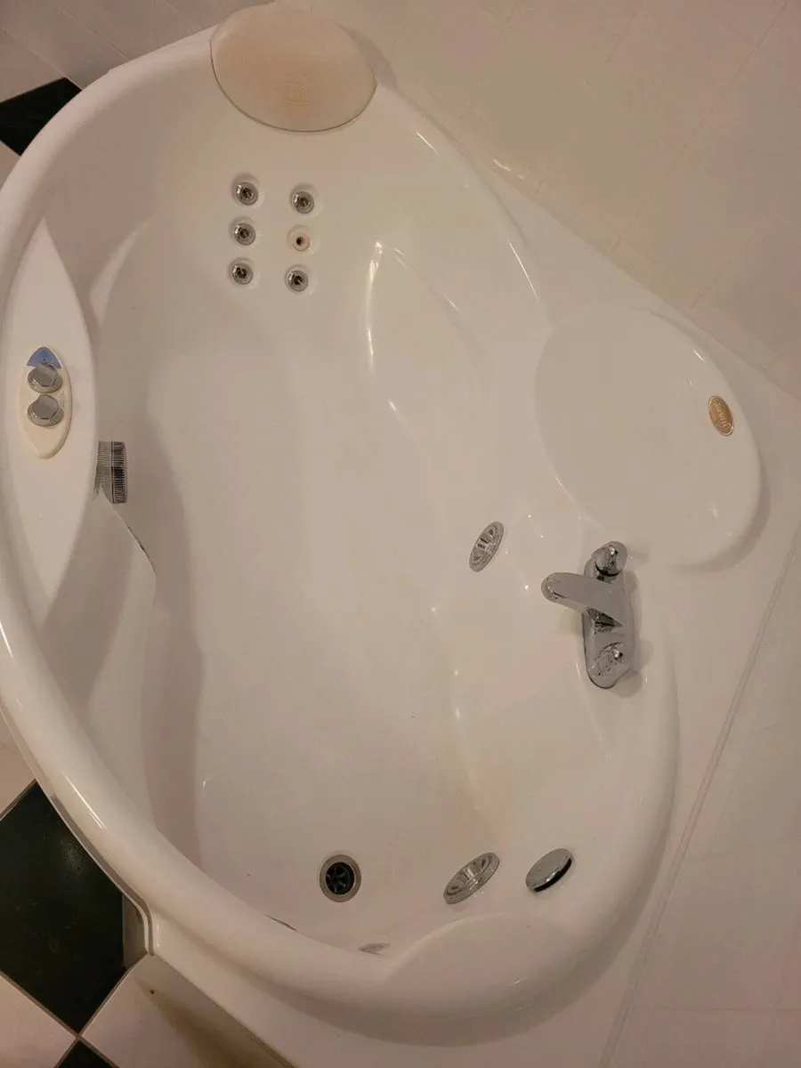 Jacuzzi corner bath - Image 1