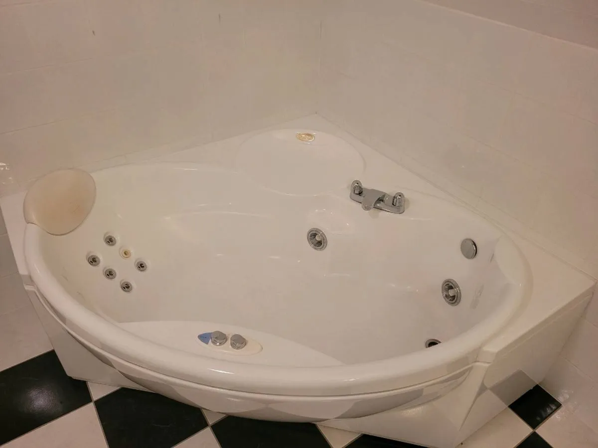 Jacuzzi corner bath - Image 3