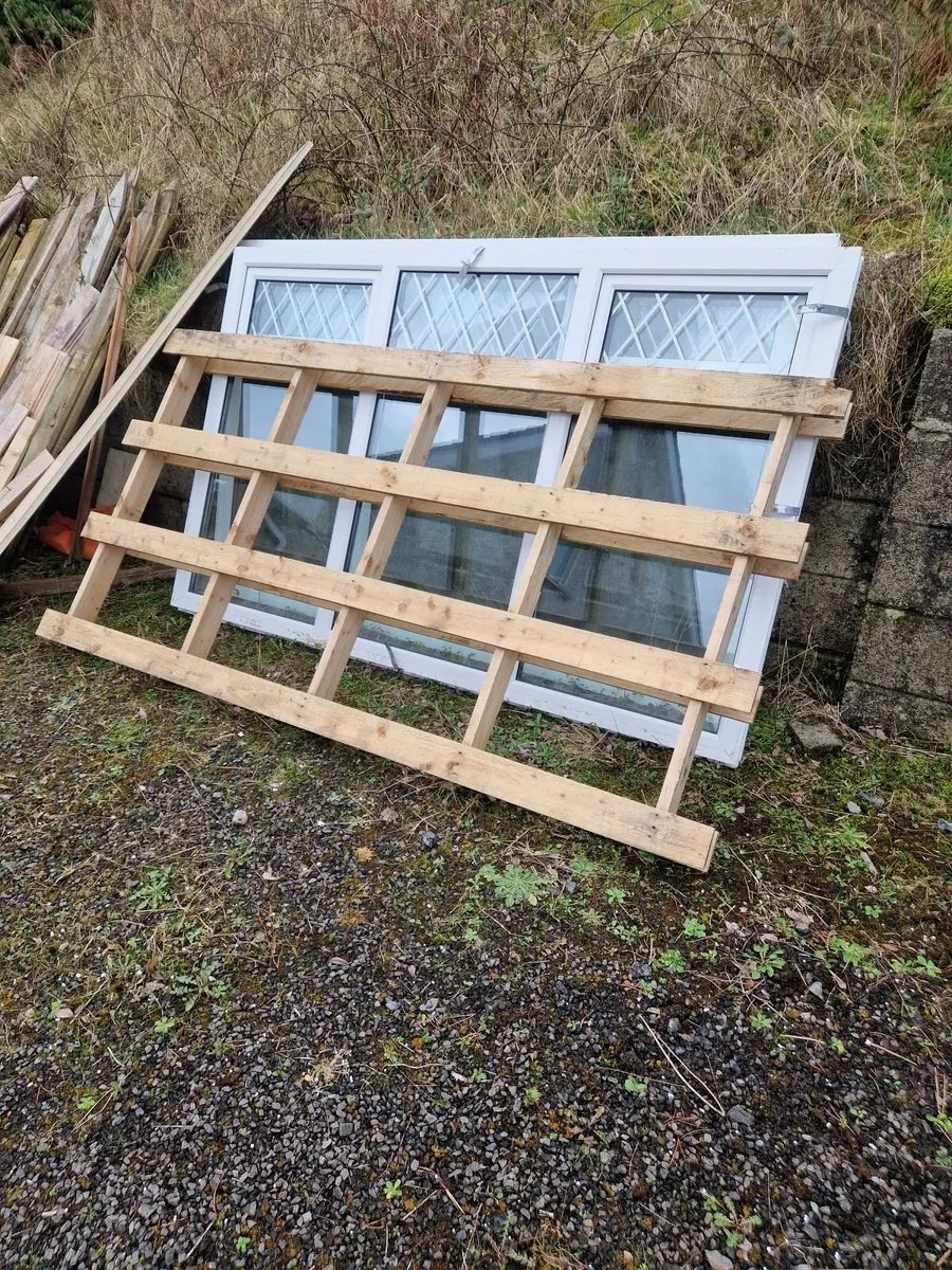 Bathroom fittings. Tanks. Windows 16 pine doors. - Image 4