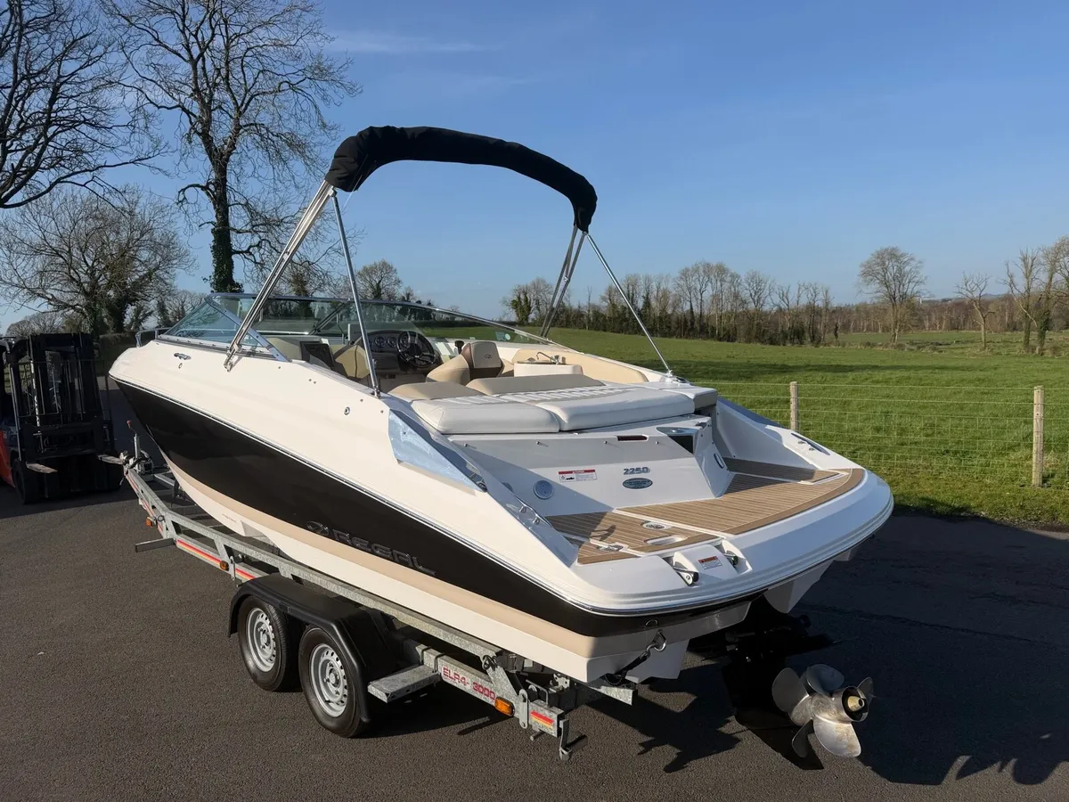 REGAL 2250 2015 SPORTS CUDDY - Image 2