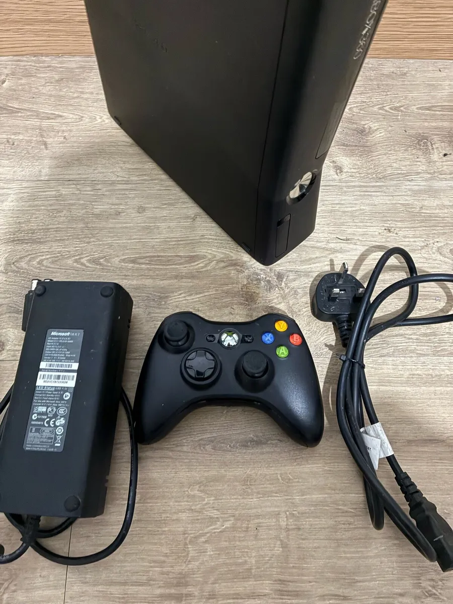 Xbox 360 Slim + Controller + Games - Image 1