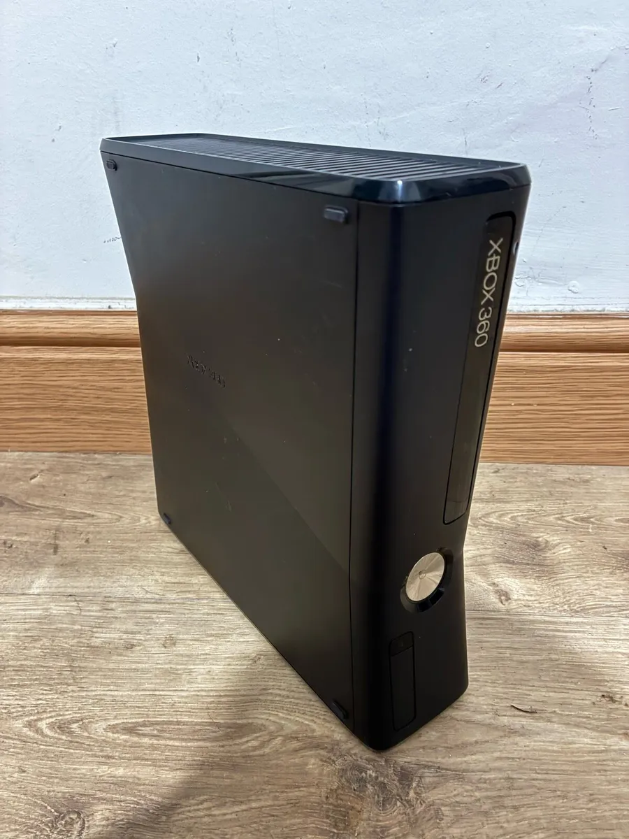 Xbox 360 Slim + Controller + Games - Image 4