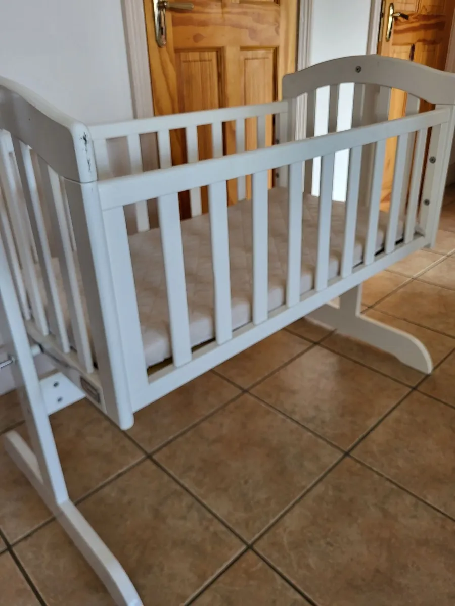 Swinging baby crib - Image 2