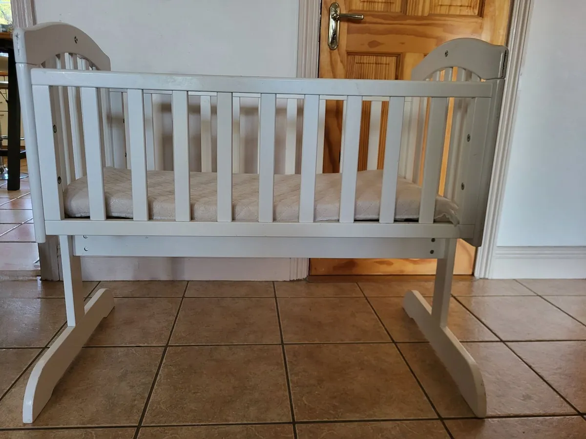 Swinging baby crib - Image 1