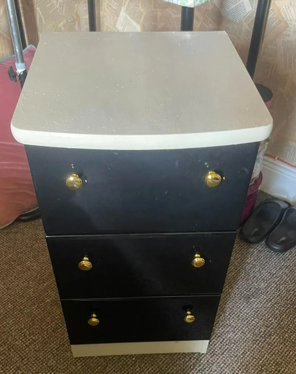 locker and mirror  30e each - Image 1