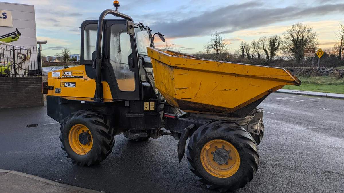 JCB 6 ton swivel dumper - Image 1