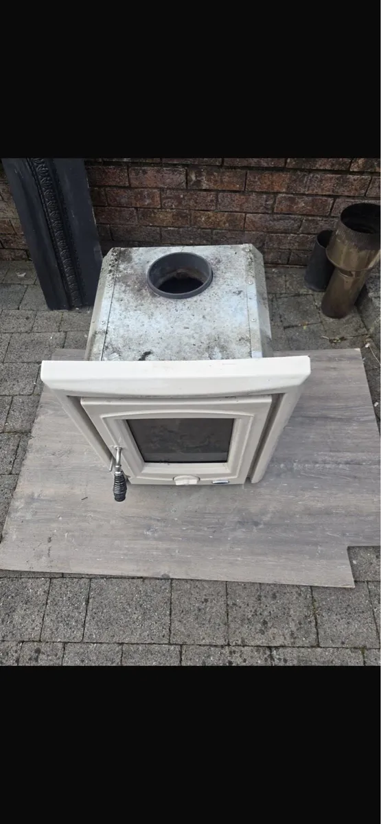 Henley 4-6 KW insert stove - Image 1
