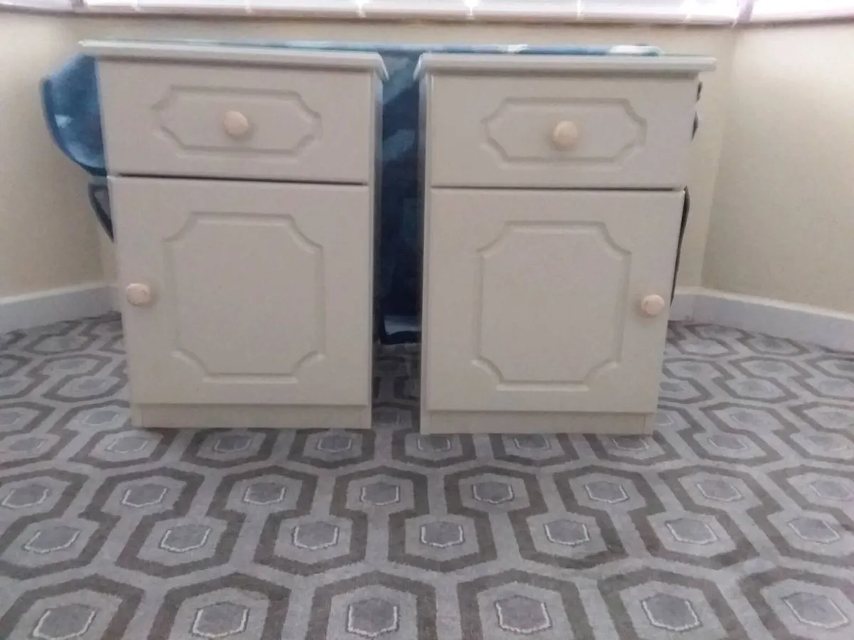 2 cream lockers - Image 1