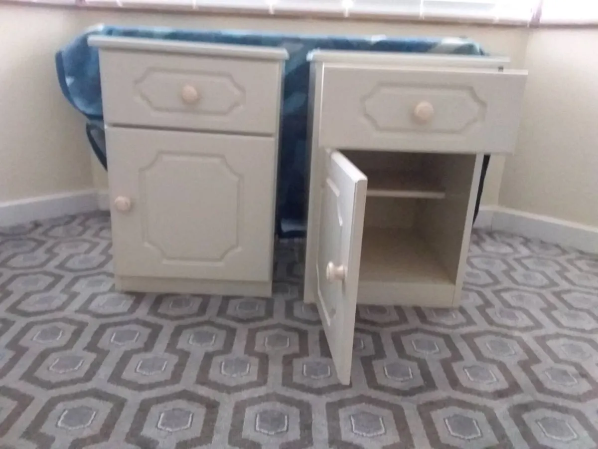 2 cream lockers - Image 2