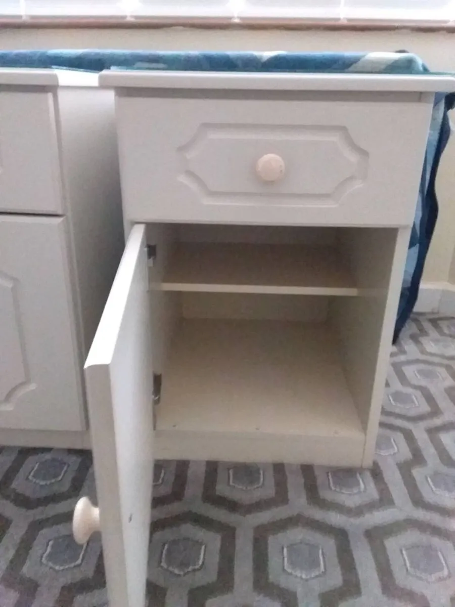 2 cream lockers - Image 3