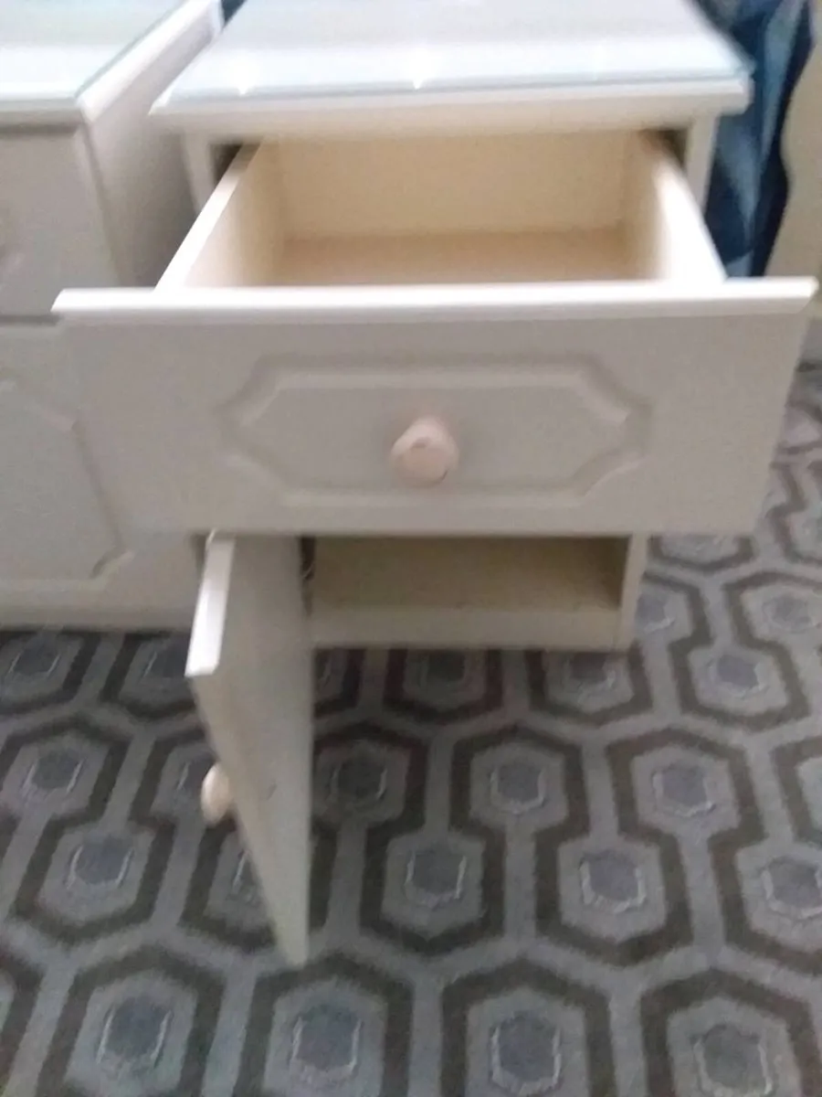 2 cream lockers - Image 4