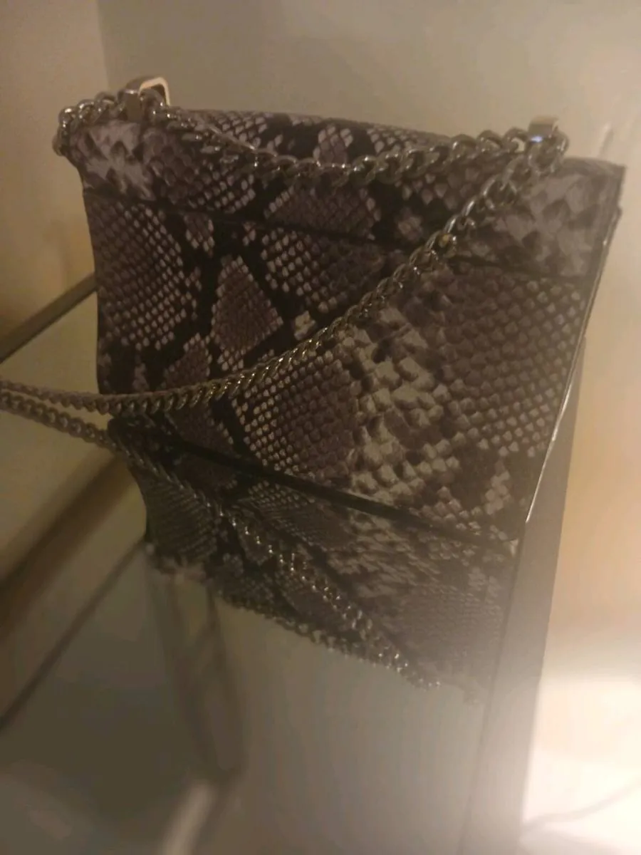 DKNY crossover body bag - Image 3