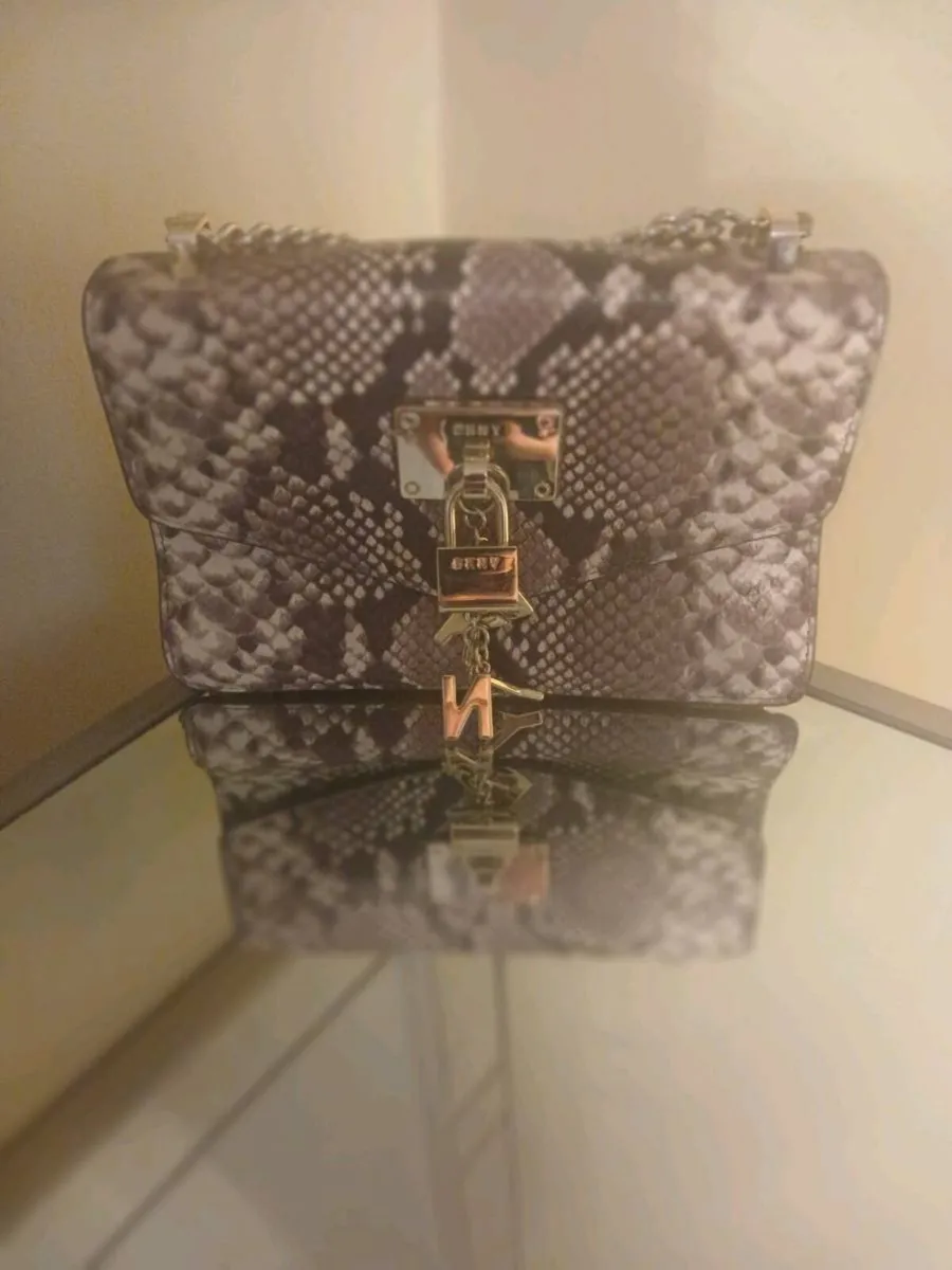 DKNY crossover body bag - Image 1