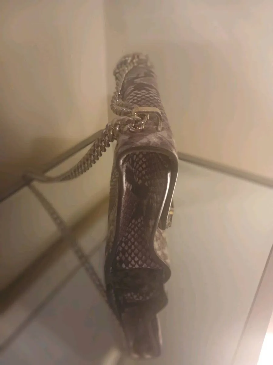 DKNY crossover body bag - Image 2