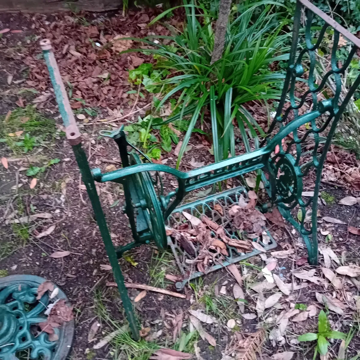Singer sewing machine table - Image 1