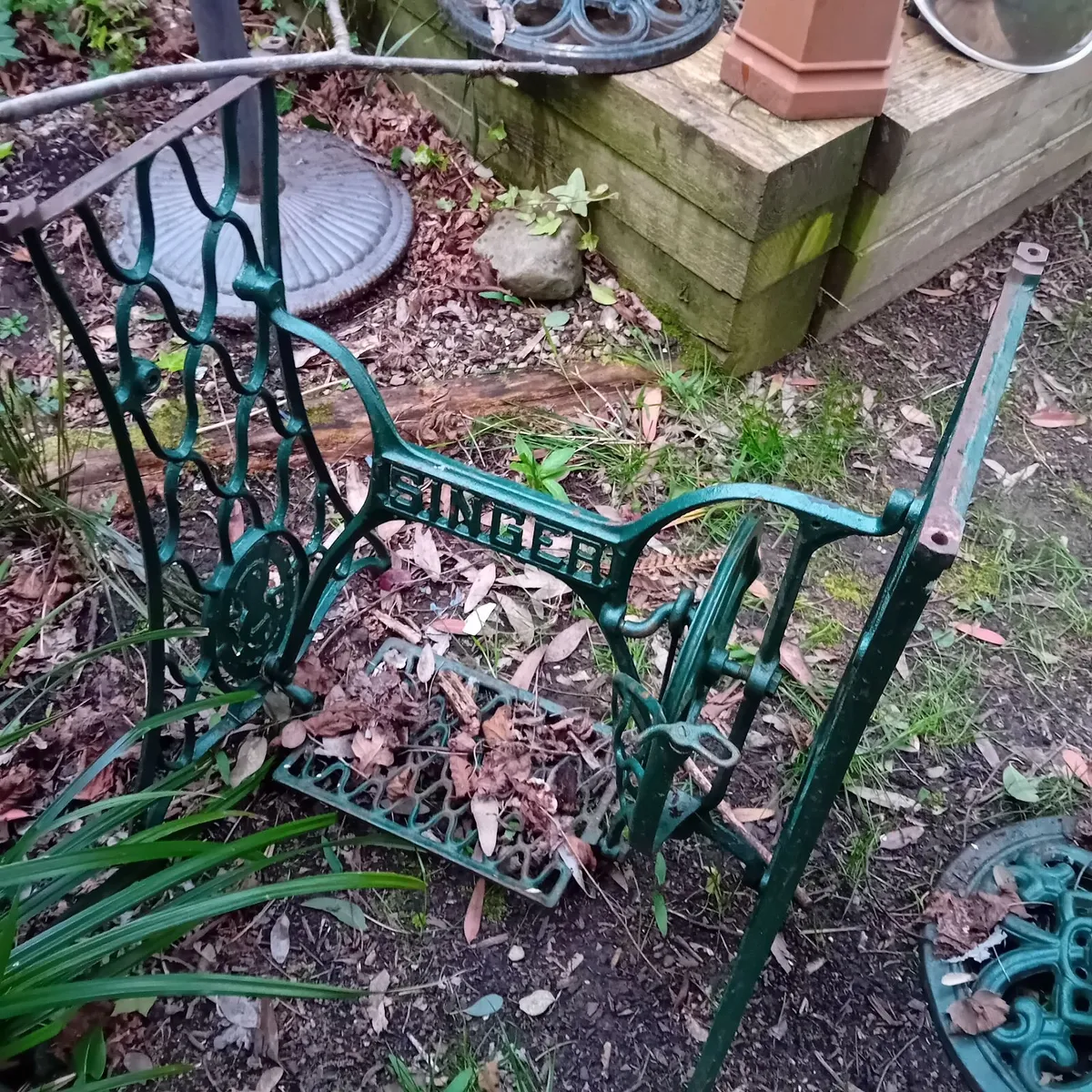 Singer sewing machine table - Image 2