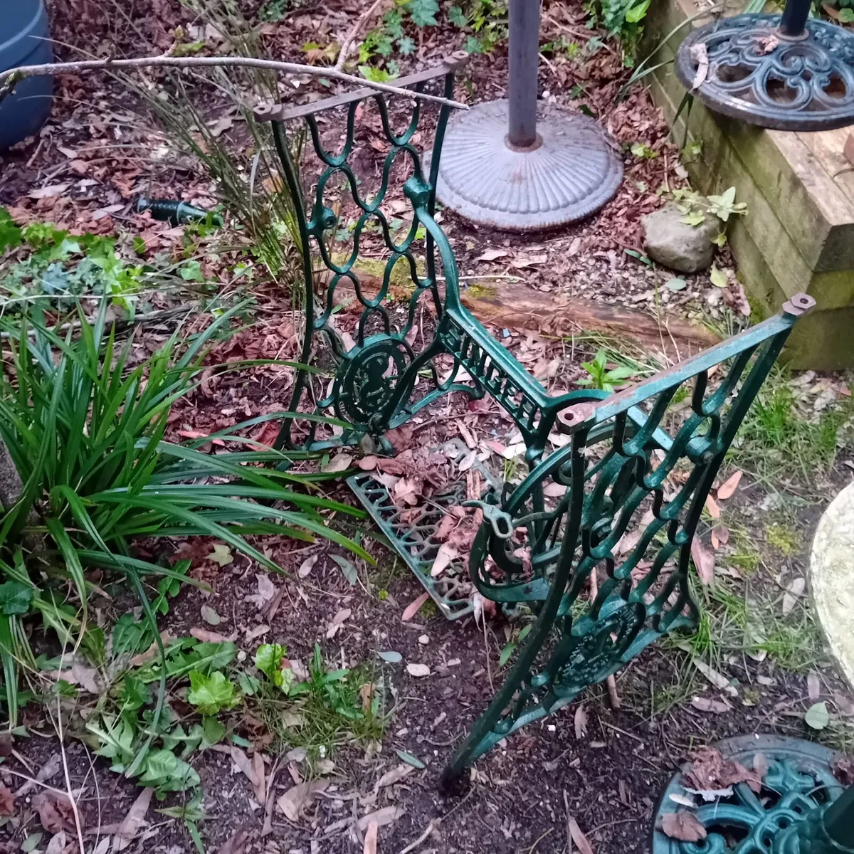 Singer sewing machine table - Image 3