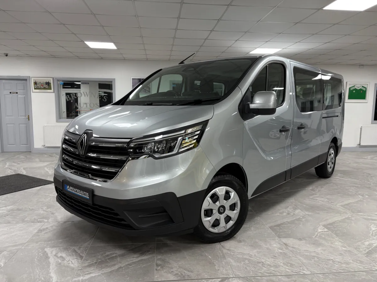 2025 (252) Renault Traffic LWB Minibus 9 Seater - Image 2
