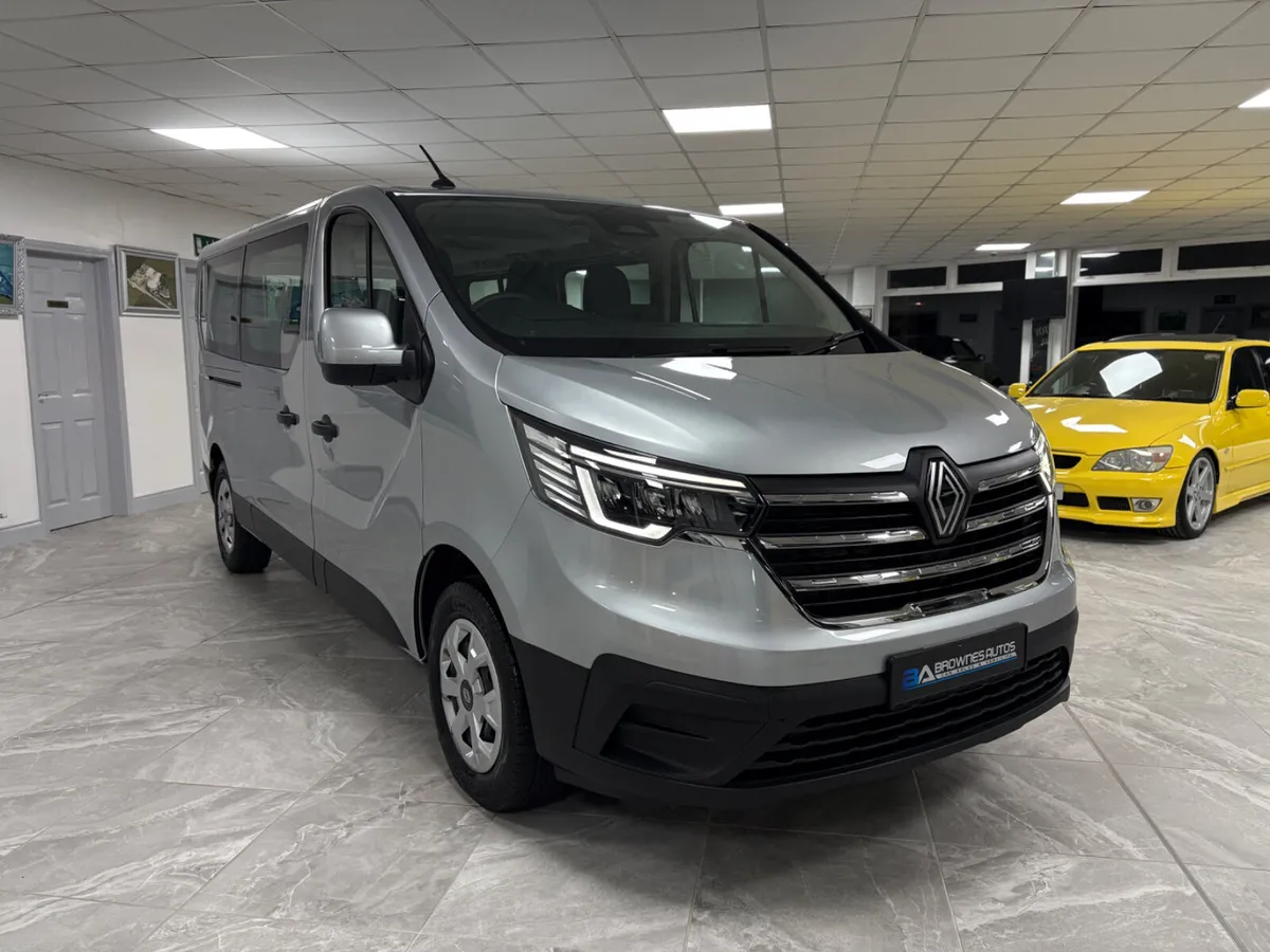 2025 (252) Renault Traffic LWB Minibus 9 Seater - Image 4