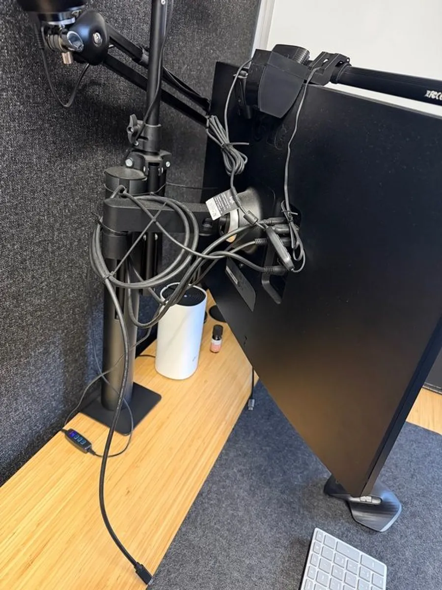 LG Ultrafine 27 inch Monitor USB C (Desk Mounted) - Image 2