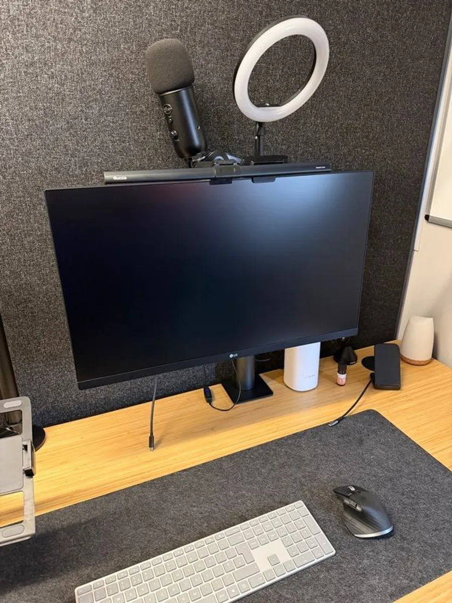 LG Ultrafine 27 inch Monitor USB C (Desk Mounted) - Image 3