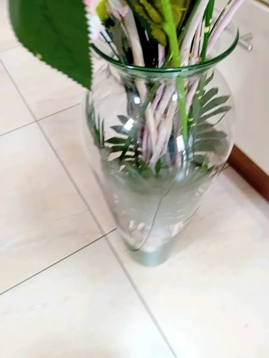 ARTIFICIAL FLOWERS IN LARGE GLASS VASE - Image 2