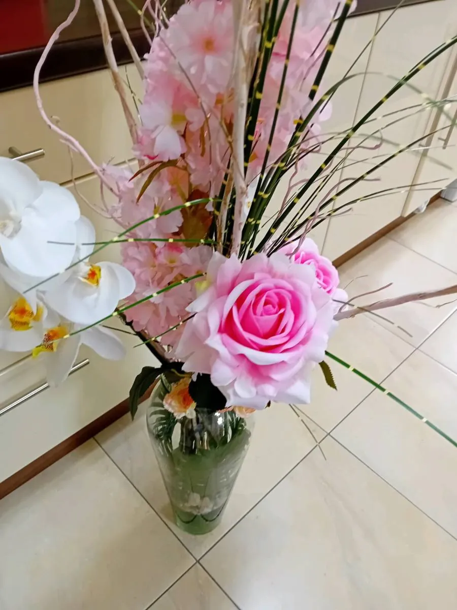 ARTIFICIAL FLOWERS IN LARGE GLASS VASE - Image 1