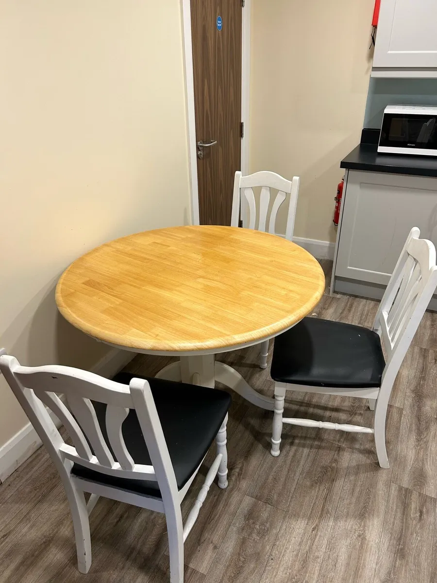 Table and chairs - Image 2