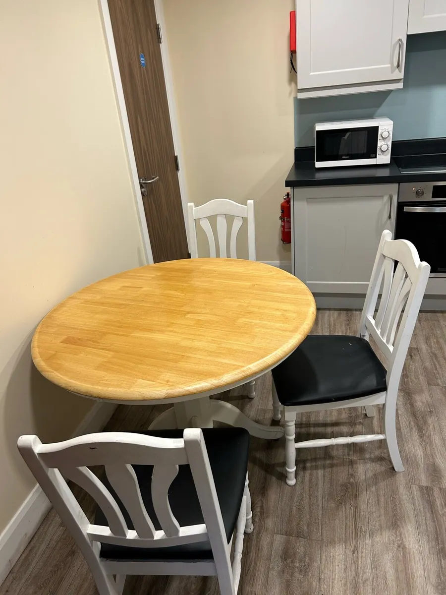 Table and chairs - Image 1