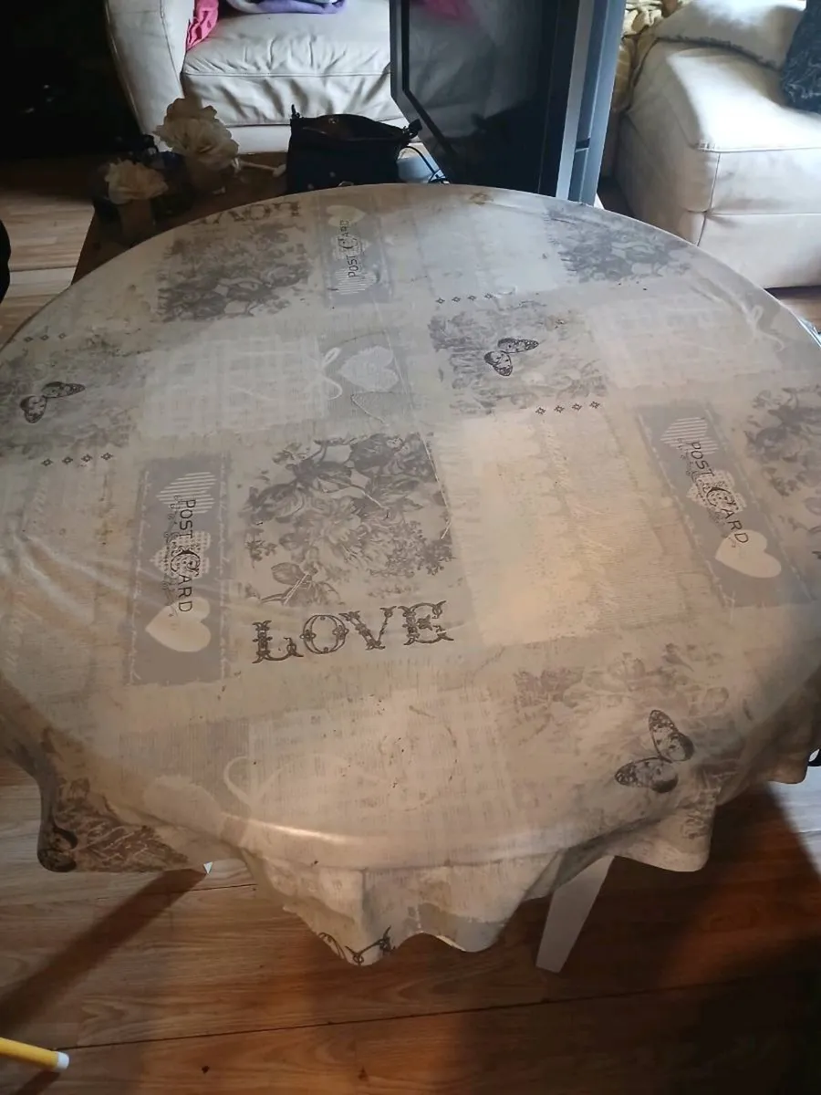 Kitchen table and chairs - Image 1