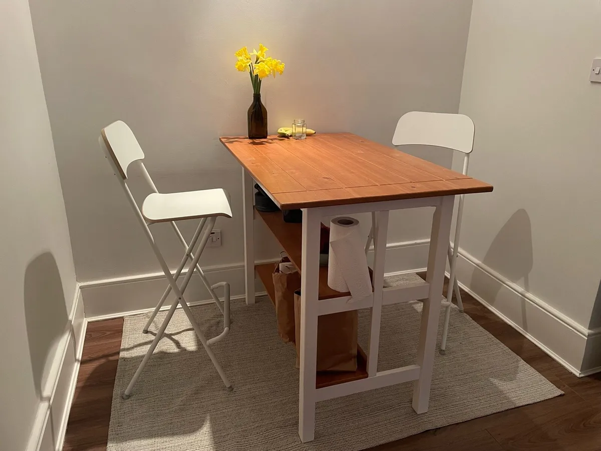 Kitchen island with two chairs - Image 1