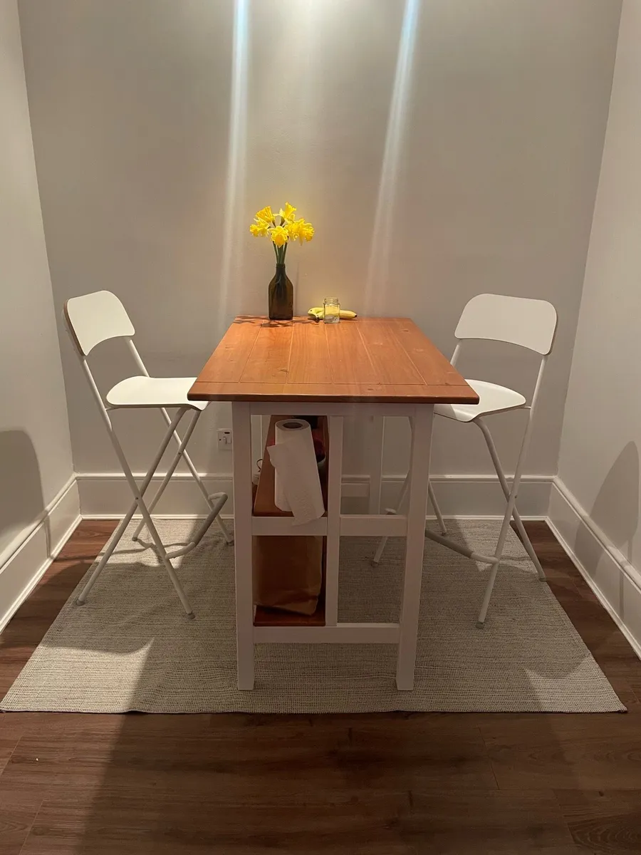 Kitchen island with two chairs - Image 2