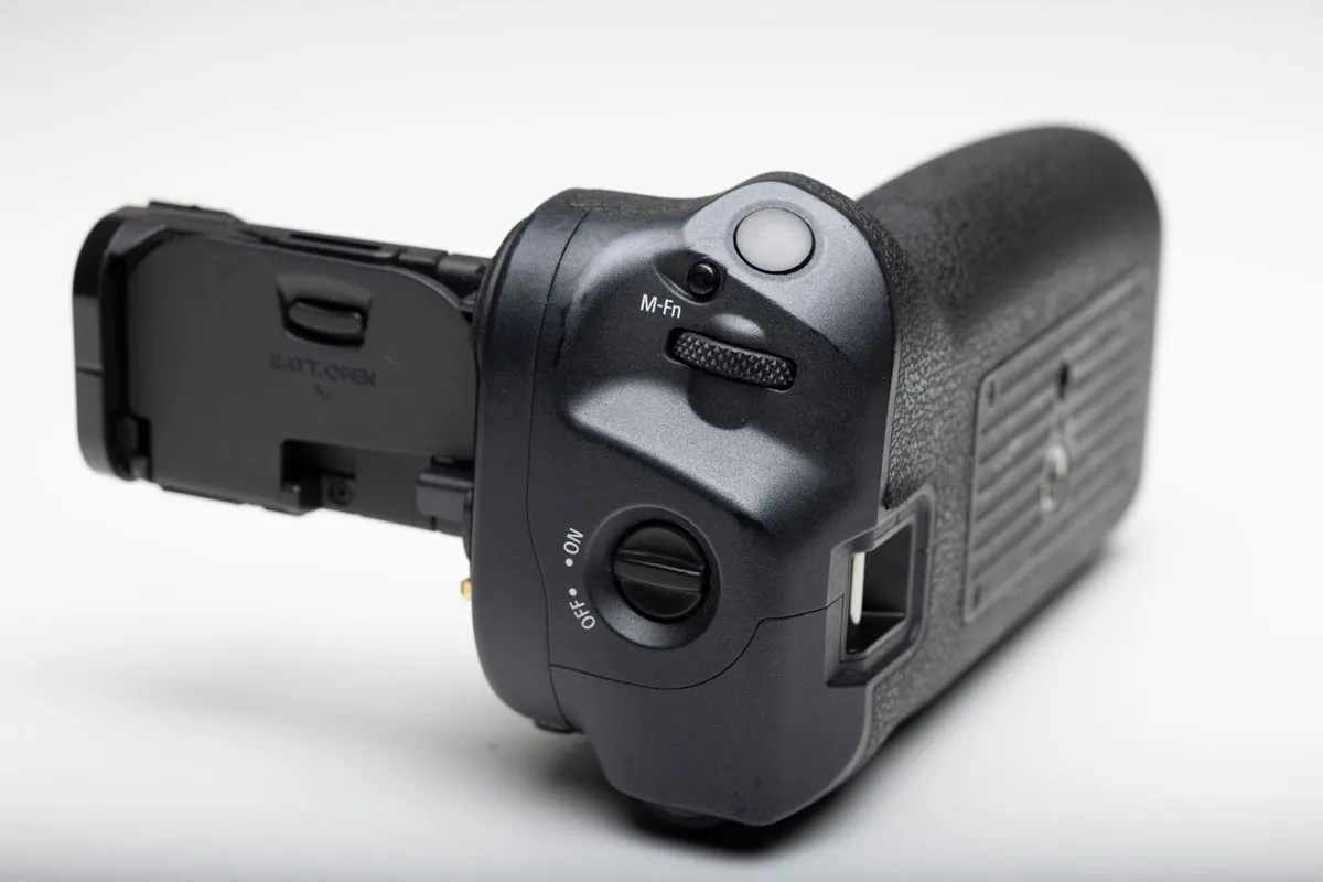 Canon BG-R10 Battery Grip - Image 3