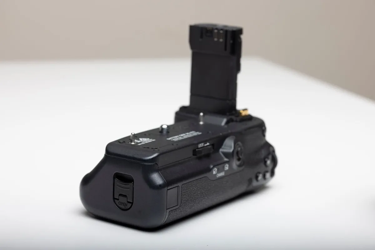 Canon BG-R10 Battery Grip - Image 4