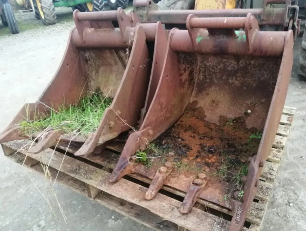 Selection of digger buckets - Image 3
